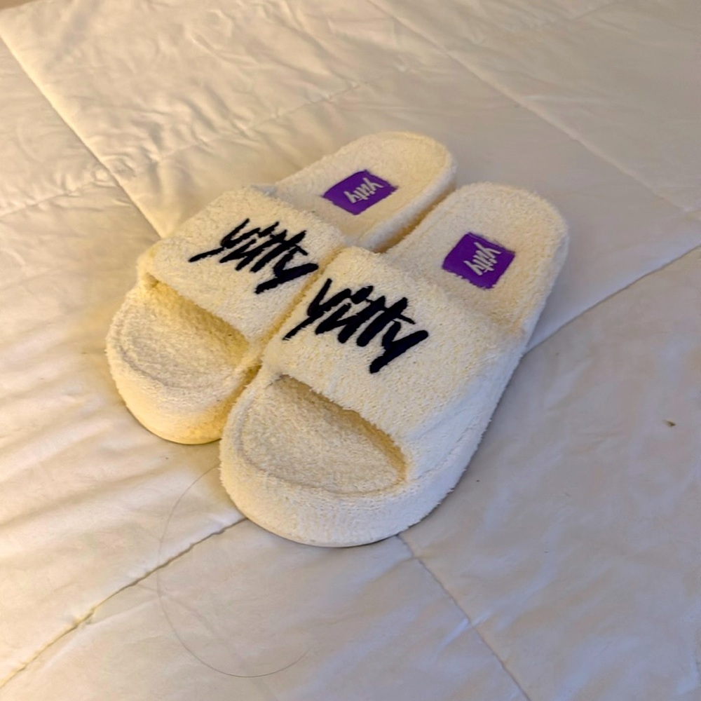 Yitty Pet Me Velcro platform  slides. New never worn. 7